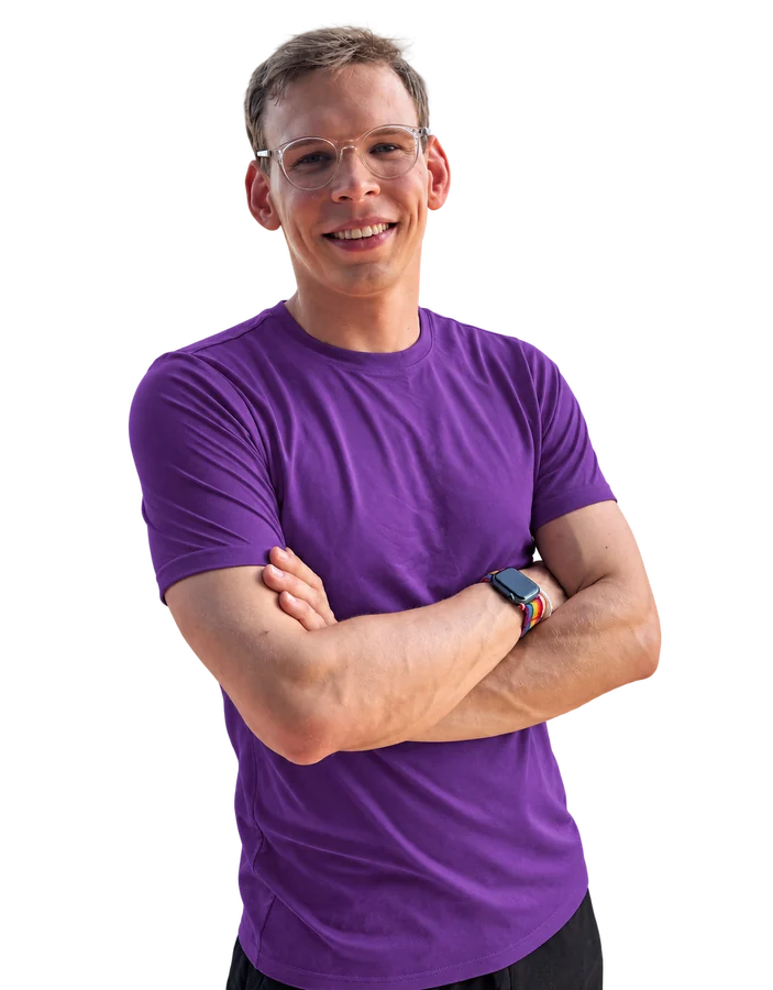 Jonas Kretschmer, Physiotherapeut, im lila T-Shirt